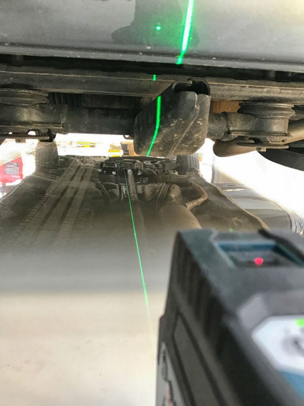 レーザーで位置を合わせていきます